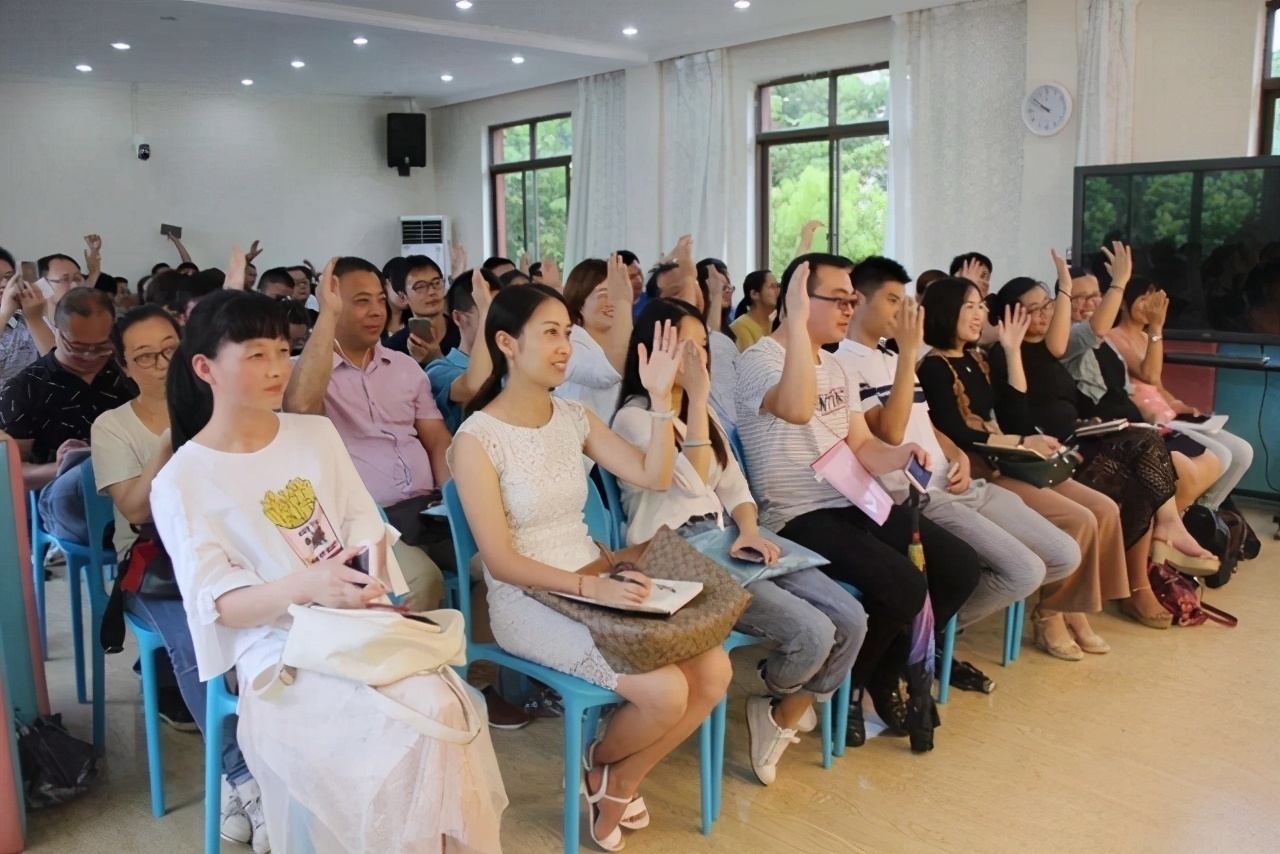 家长会|给孩子开家长会时,父母的三种打扮会让孩子抬不起头,别不当回事