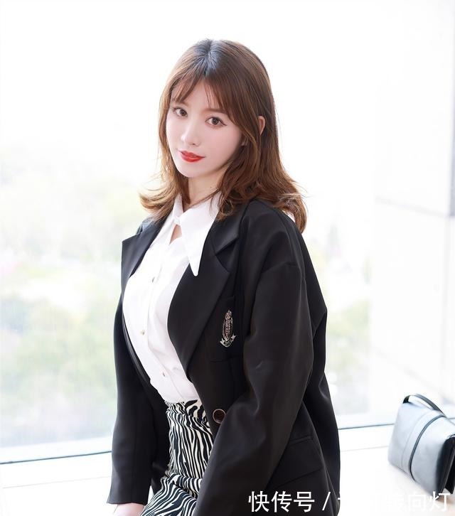 在职场 白色的衬衫,很具高级感,下搭豹纹短裙,有一种时尚个性的感觉