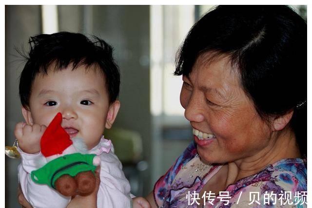 孩子|双胞胎女儿分开带,一个跟爸妈,一个跟奶奶,长大差距很明显