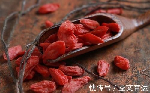 胆固醇|山楂和“黄金搭档”泡水喝，坚持喝一段时间会发现，肚腩不见了