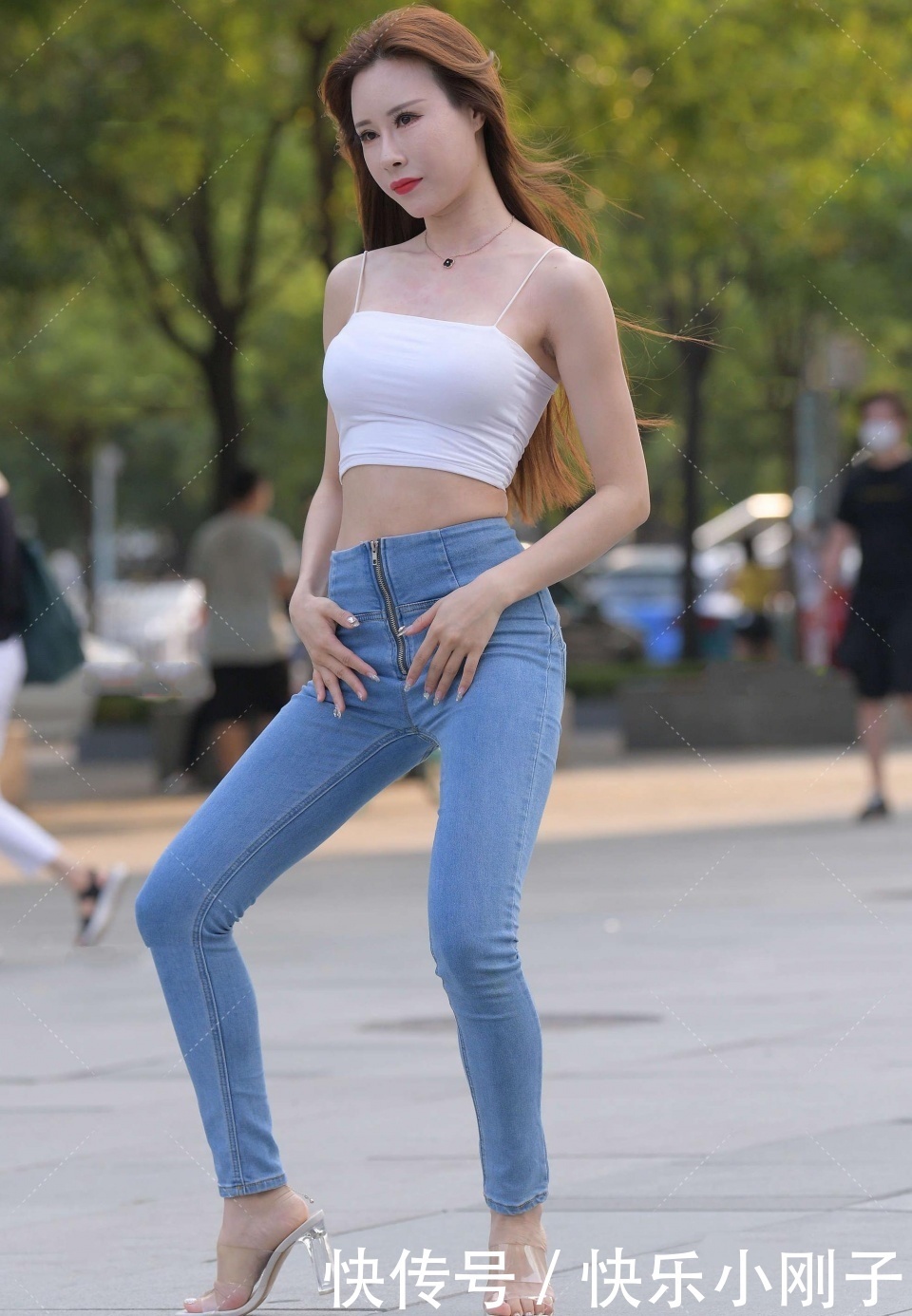 自信|完美的穿搭不介意微胖的身材，照样让小姐姐穿出自信与美丽