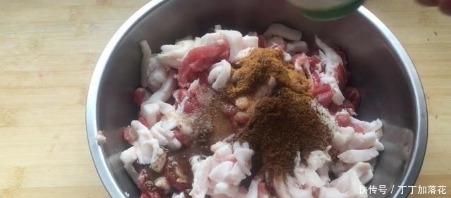 灌腊肠牢记“3白2黄”,我家用了几十年的配方,腊味十足都夸好