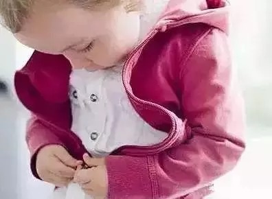 千万别|提醒！坐车时千万别让孩子穿羽绒服，车内这些东西也会致命！