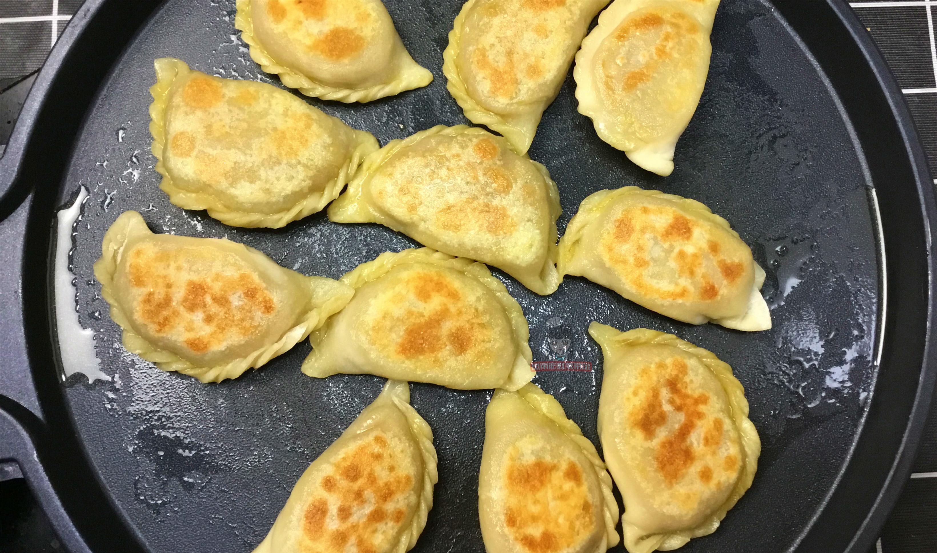 微黄翻面|白菜小盒子的家常做法，一包一捏，外酥里软，咬一口满嘴香