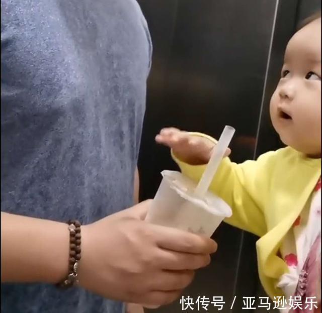 宝妈|萌娃趁宝爸不注意，盯上他的奶茶，偷偷摸摸小心的样子逗翻宝妈