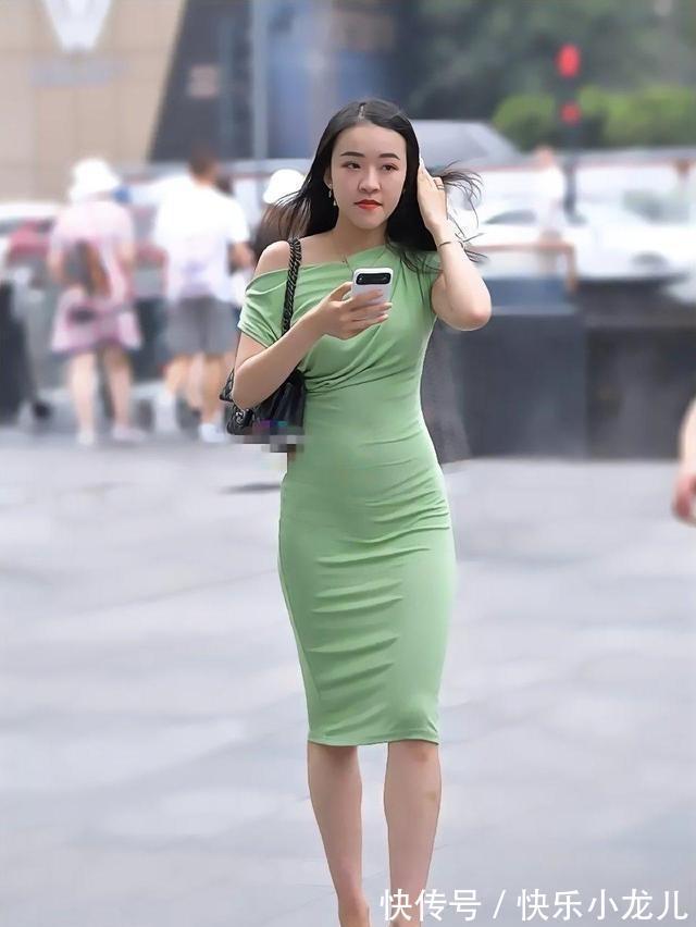 搭配 连衣裙既清新又美丽,搭配风格时尚一些,优雅浪漫