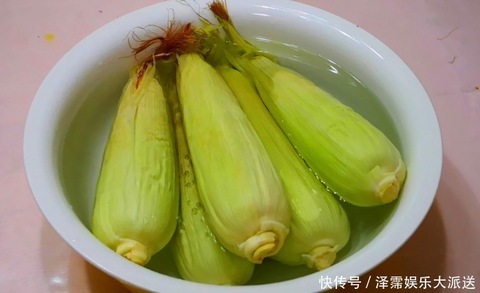 煮玉米,最忌直接放水里煮!牢记这4点,玉米又香又甜,软糯营养