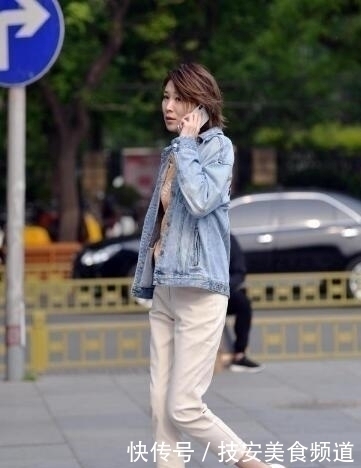 牛仔裤|时尚街拍,鲜艳的紧身露脐T恤衫,搭配牛仔裤,演绎性感美