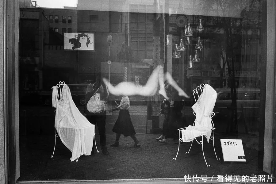 东京银座的松坂屋百货公司内的内衣广告。