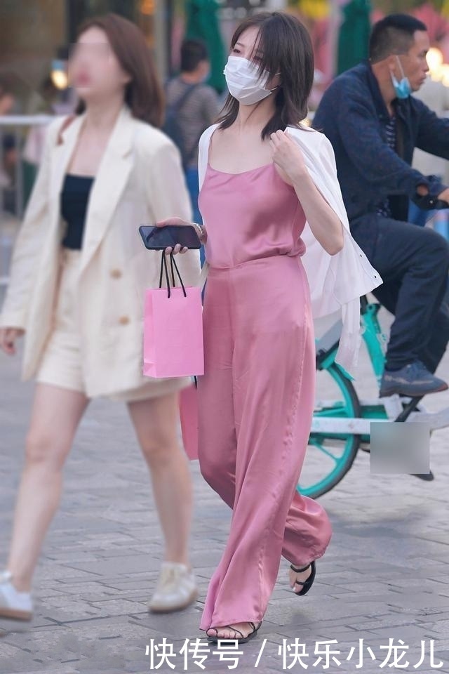 时尚穿搭，最基础的吊带连体裤搭配起来也是非常好看的