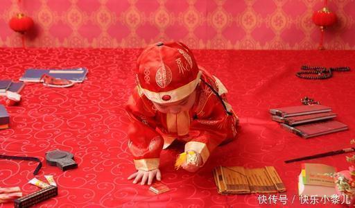 好奇心|女儿百日宴“抓周”,一下抓起“饱腹之物”,妈妈脸红没脸看了