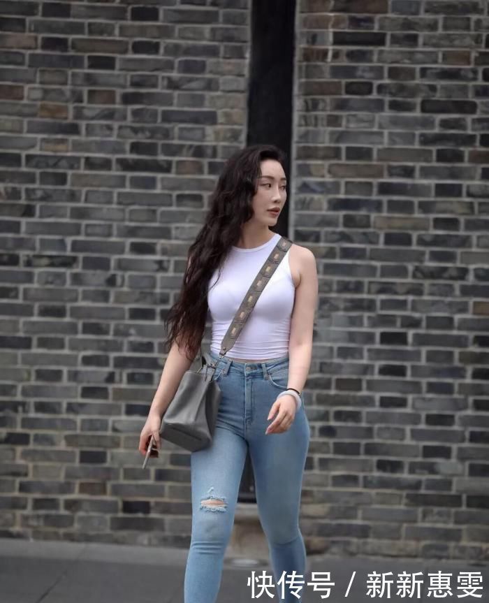 简略|修身款式的牛仔裤,当然会使得腿更加长了