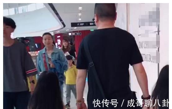 超拉风|“拉仇恨奶爸”带俩小情人逛街火了,那六亲不认的步伐超拉风