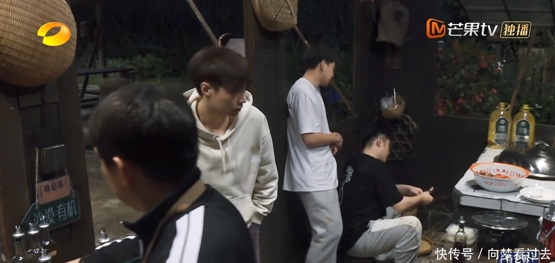 张艺兴|看过杨紫李诞对张艺兴的评价,才知道观众吐槽他不会生火恶意好大