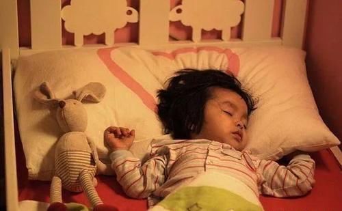 宝宝|一家四口睡姿火了,看得出来父母是真爱,两个孩子是意外