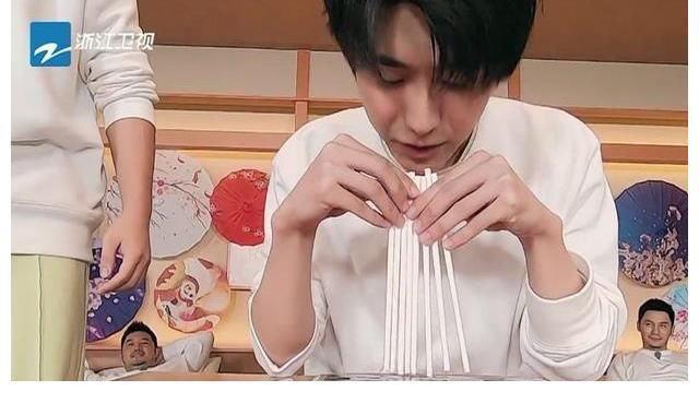 周洁琼|游戏中扒沙溢裤子,逼郭麒麟使用旧吸管,《奔跑吧》蔡徐坤惹争议