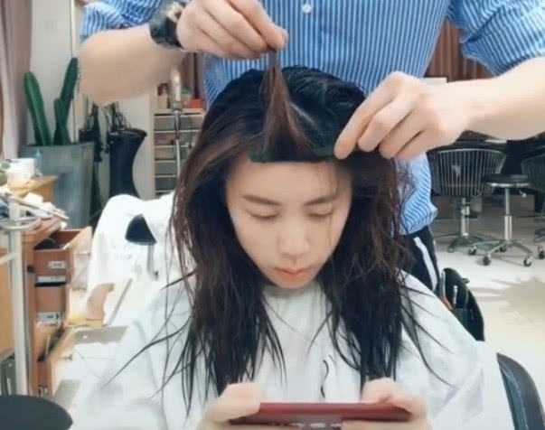 女生|女生理发时“吃鸡”太专注,抬头看到新发型,妈呀镜子里的是谁!