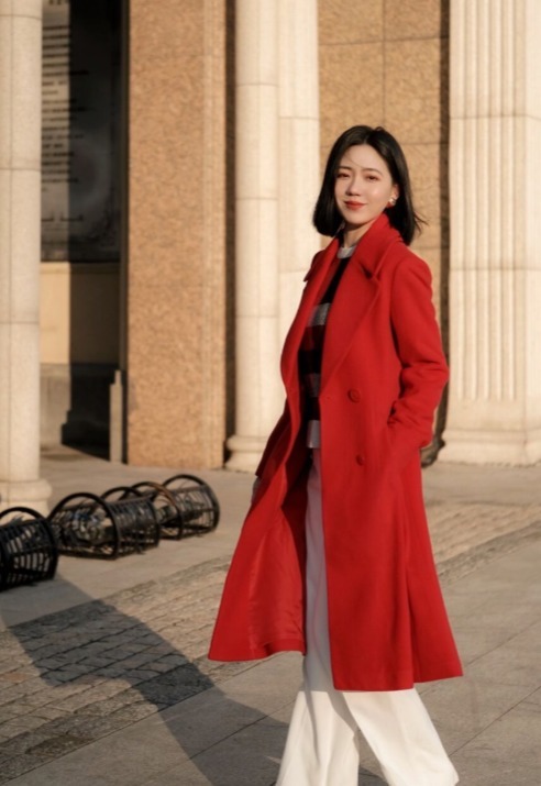 修饰|冬季该如何穿?经典大衣搭配半身裙或长裤高级感满满,简约大气