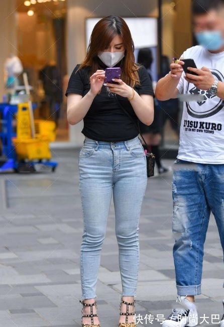 牛仔裤 穿着卡其色，时尚而老成，充满高级感