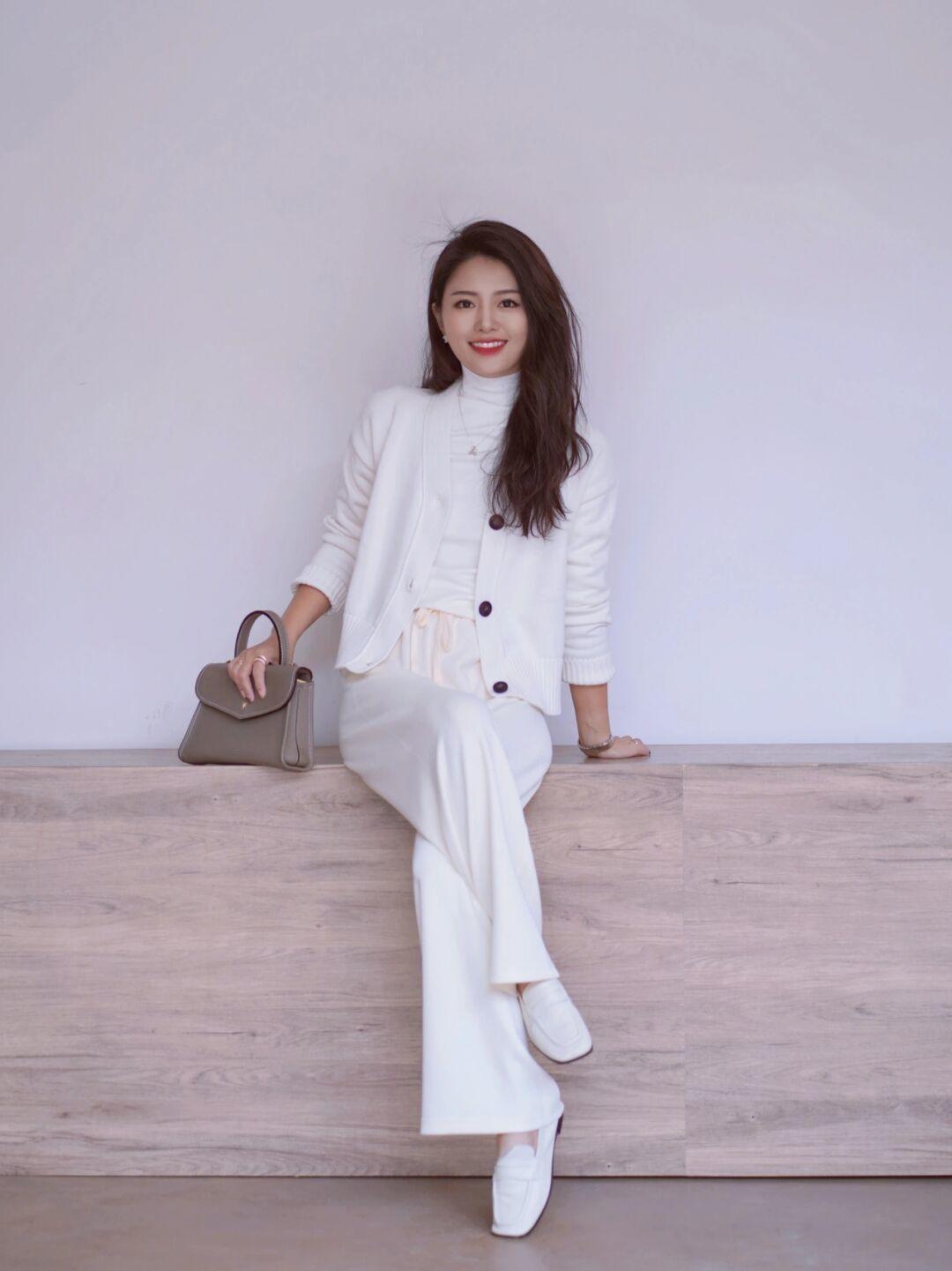 克莱因蓝 毛衣搭配时尚感加倍,4个实用款式,太适合日常出街穿了