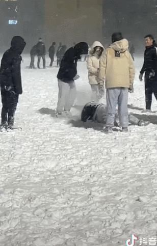 “南方人穿拖鞋到东北旅游?!”哈哈哈哈哈哈哈哈哈