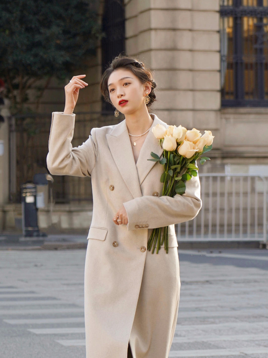 优雅|见过世面的女人,衣橱里都少不了“大衣”,时尚优雅又能提气质