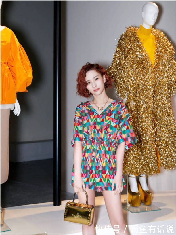 大长腿|何超莲烫了卷发,搭配碎花裙却跑出“阿姨味”,气质全靠颜值撑着