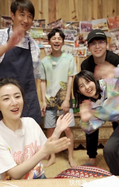 兄妹|彭彭在切菠萝时,谁注意到张子枫的举动,网友亲兄妹啊