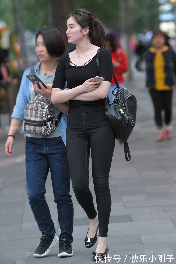 相信你 休闲百搭的黑色牛仔裤,穿着简约又显瘦,轻松秀出曼妙好身姿
