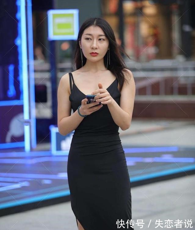 连衣裙 斜边设计的黑色连衣裙，加上时尚领口，高级时尚！