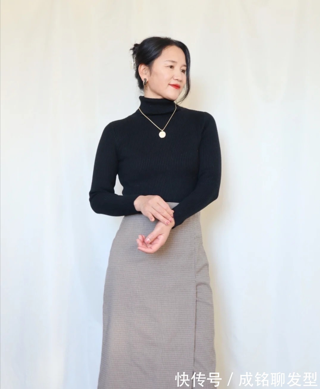 包臀裙 50岁的妈妈别总穿宽松款,修身包臀裙百搭又显身材,优雅还有韵味