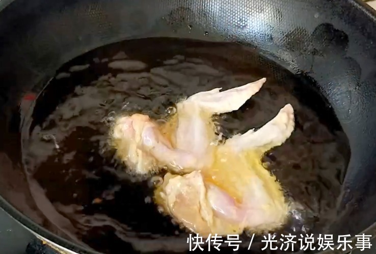 新吃法|1分钟学会鸡翅新吃法,外酥里嫩,肉嫩多汁,端上桌大家抢着吃