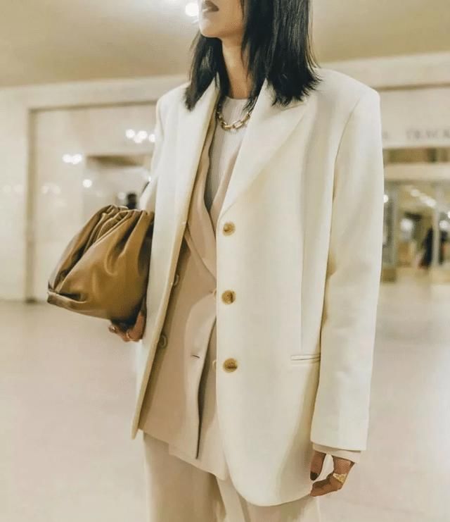 今年流行色“奶油色”怎么搭？与其打扮时髦，不如穿的干净舒适
