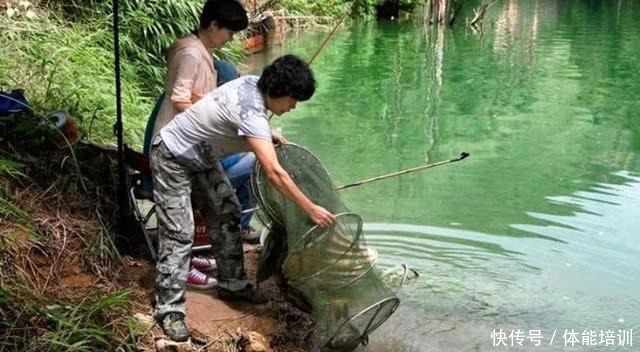 老钓手常有不错的渔获，这是为什么呢他们告诉了我钓饵的秘密！