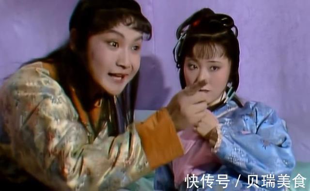 薛宝钗&林黛玉和贾宝玉一桌吃、一床睡,亲昵胜过夫妻,为至死清白如玉?