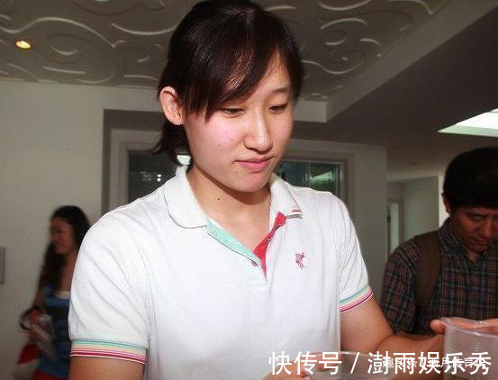 金炜|27岁奥运冠军嫁大23岁恩师,曾花百万给他买车,婚后4年儿女双全