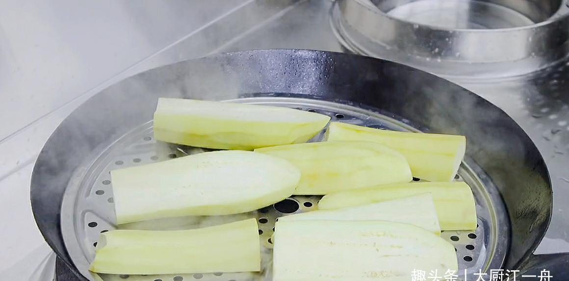 小米辣|茄子不要直接下锅炒啦,教你新吃法,鲜香入味不油腻,好吃又解馋