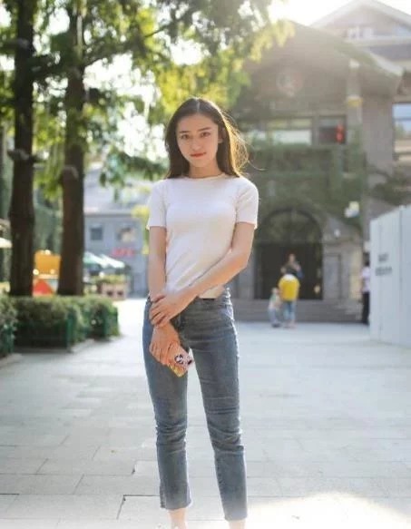 街拍：语笑嫣然的小姐姐，一身简约的穿搭，尽显清纯女神范