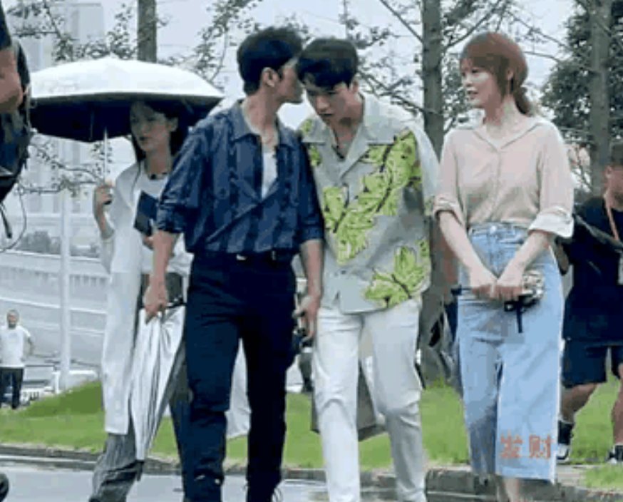 中餐廳|《中餐廳5》嘉賓出行，錯位視頻下，黃曉明好像親了龔俊一口