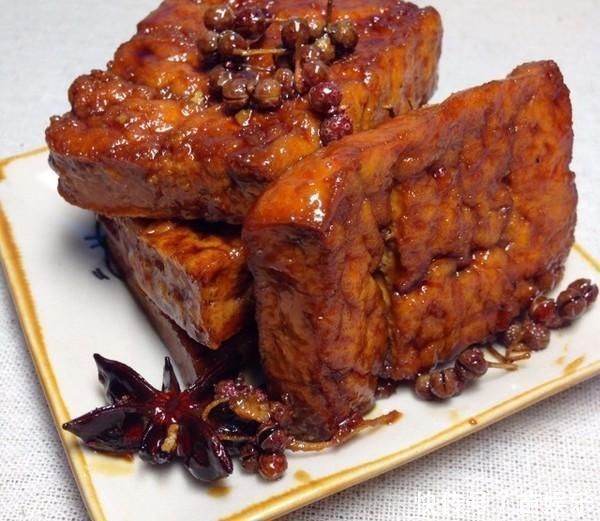 简单家常菜蜜汁豆干,茄汁排骨,凉拌西瓜皮,法式口蘑芦笋