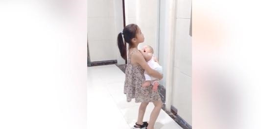 父母|每次妈妈出门买菜,姐姐就开始照顾弟弟,简直是宠弟“狂魔”啊