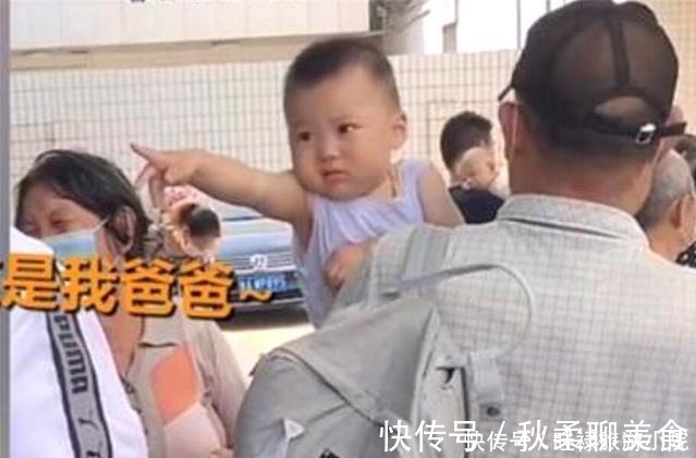 接种疫苗|萌娃打疫苗时“认错爹”,还不断“求抱抱”,求亲爹阴影面积