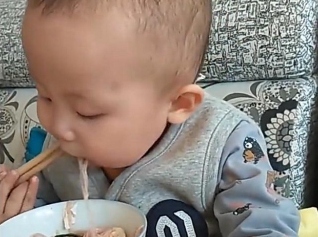 筷子|才1岁,用筷子熟练吃面条,孩子走红网络, 网友 就服你!