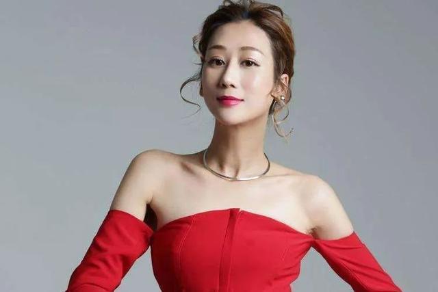 洗头|她五年内剖腹产4次,还学外国人不坐月子,如今现状怎样了