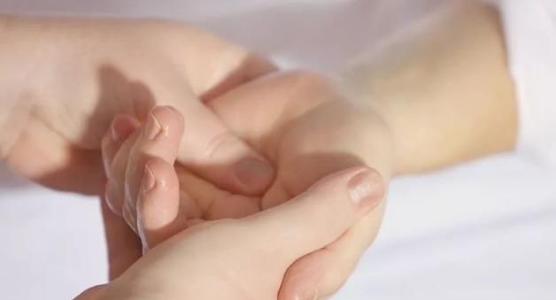 通神穴|老中医：手上有一“通神穴”，长按护肝防耳鸣，了解一下