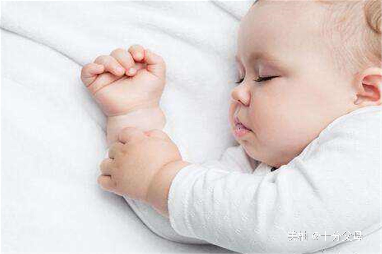 长时间|长时间保持这3种睡姿,宝宝头骨易变形,别等到头型定了再后悔