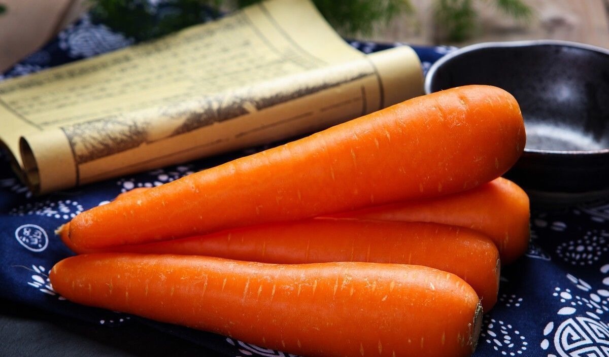 胡萝卜,带泥和干净的选哪种?菜农:很多人买这种,我家从来不吃