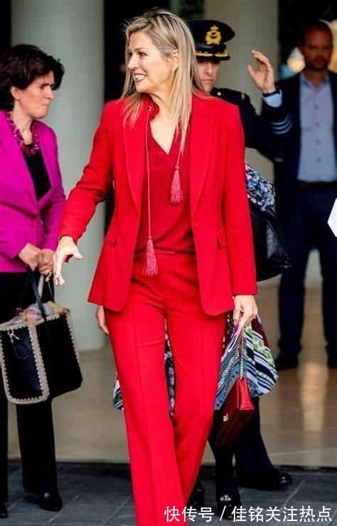 黄色 50岁荷兰王后穿搭用色超大胆,穿遍彩虹色,连英女王也望尘莫及!