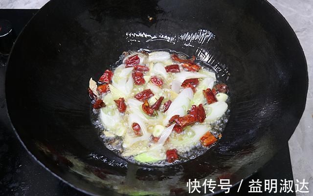 1条钳鱼，加1块豆腐，天冷了就这样吃，嫩滑鲜美，营养又暖和