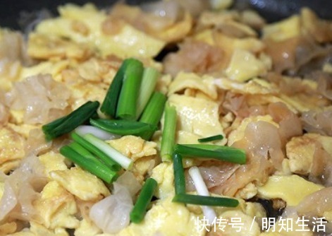 银耳炒鸡蛋|它跟鸡蛋一起炒，营养美味，每周吃三次，还能给肠胃洗个澡！